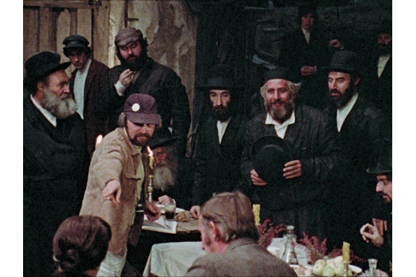 Director Norman Jewison (pointing) and star Tevye (holding hat) on the set of The Fiddler on the Roof. As seen in Fiddler’s Journey to the Big Screen. A film by Daniel Raim. A Zeitgeist Films release in association with Kino Lorber.