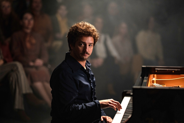 John Magaro as Keith Jarrett in Köln 75, a film by Ido Fluk. A Zeitegist Films release in association with Kino Lorber.