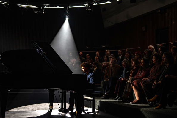 John Magaro as Keith Jarrett in Köln 75, a film by Ido Fluk. A Zeitegist Films release in association with Kino Lorber.